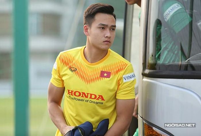 Bùi Hoàng Việt Anh lãng tử với kiểu tóc undercut, vuốt gel tạo mái bồng bềnh.