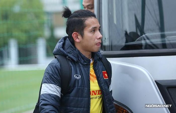 Hồng Duy để tóc dài ở chỏm đầu và búi điệu đà.