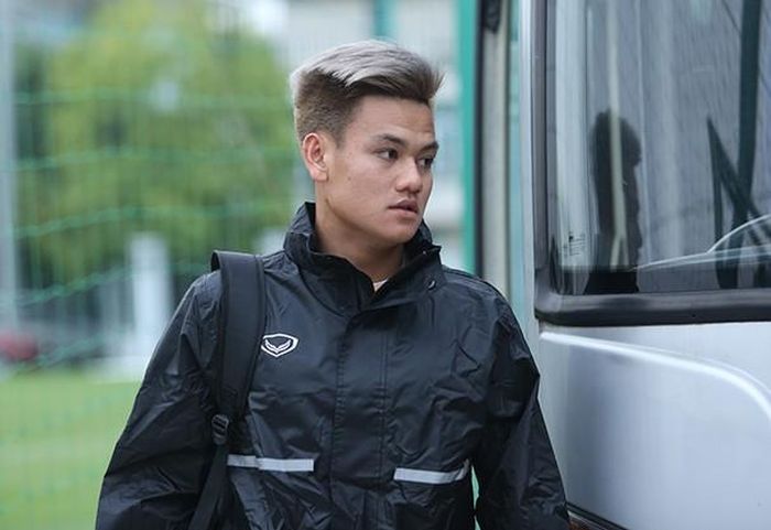 Hậu vệ Hồ Tấn Tài cũng nổi bật với mái tóc màu khói.