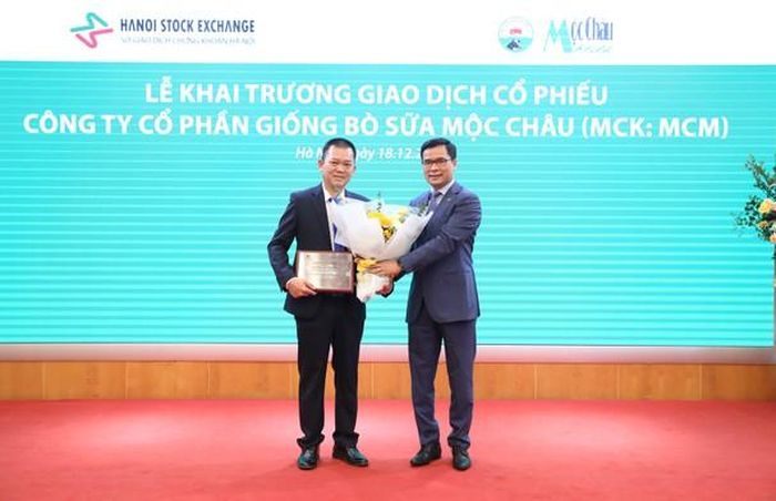 Lãnh đạo Sở Giao dịch chứng khoán Hà Nội trao chứng nhận đăng ký giao dịch cho Tổng Giám đốc Công ty Mộc Châu Milk. Ảnh: PV
