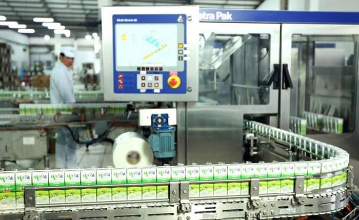 Dây chuyền sản xuất sữa tươi tiệt trùng tại Nhà máy sữa Mộc Châu. Ảnh: PV