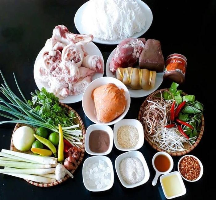 Các nguyên liệu để chuẩn bị nấu bún bò Huế.