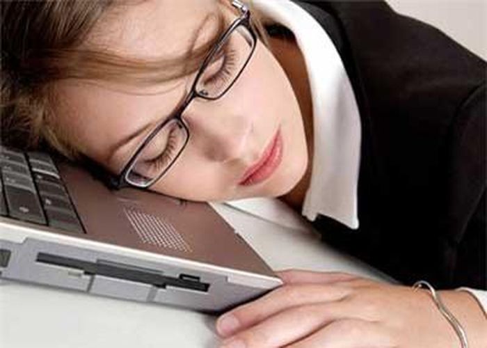 Bạn hoàn toàn có thể làm một giấc ngủ ngắn thay vì cứ chăm chăm chống lại cơn buồn ngủ. Ảnh minh họa