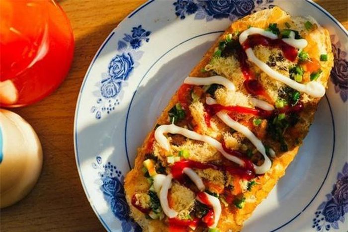 Cách làm bánh mì nướng sa tế thơm lừng, giòn cay, hấp dẫn (Ảnh: Emvaobep)