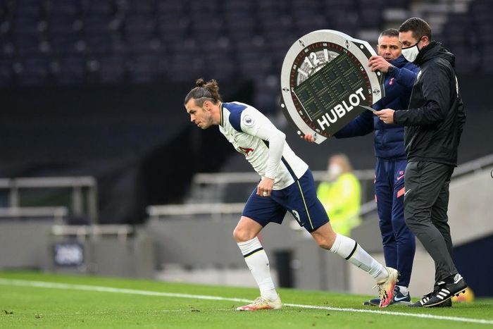 Đầu hiệp 2, HLV Mourinho đưa Bale vào sân thay thế Tanguy Ndombele. Tottenham bị dẫn trước 0-1 nên cần tăng cường sức mạnh tấn công. Sau hơn một tháng, ngôi sao người xứ Wales mới ra sân tại Premier League. Lần gần nhất Bale ra sân là khi Tottenham đối đầu West Brom ngày 8/11.