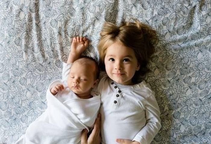  Khi hai bé xung đột, cha mẹ không nên trách mắng bé lớn, yêu cầu phải nhường em. Ảnh: Harfordcountyliving. 