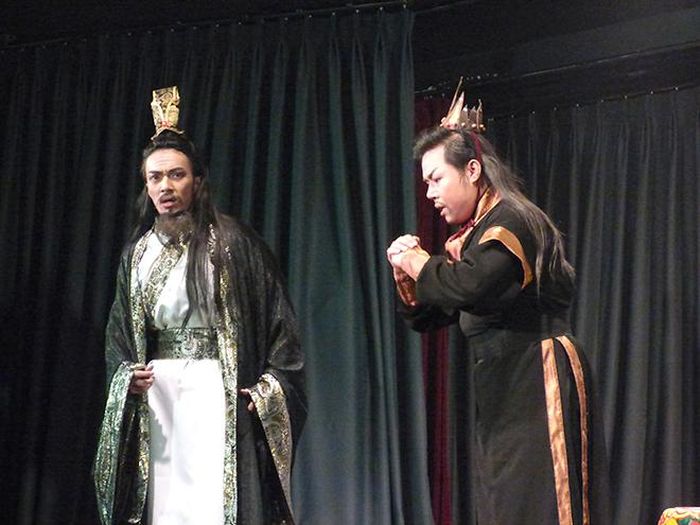 Cao Sang vai Cố Thái y, Nickel Thịnh vai Cố Chấn Hùng (ảnh: H.K)