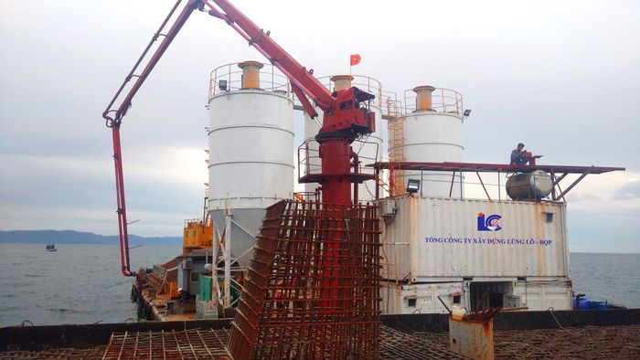 Kiểm tra thiết bị máy móc trước khi đổ bê tông trụ điện trên biển.