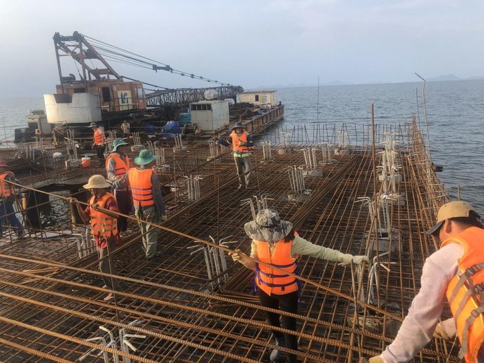 Đan sắt để đổ trụ móng trên biển.