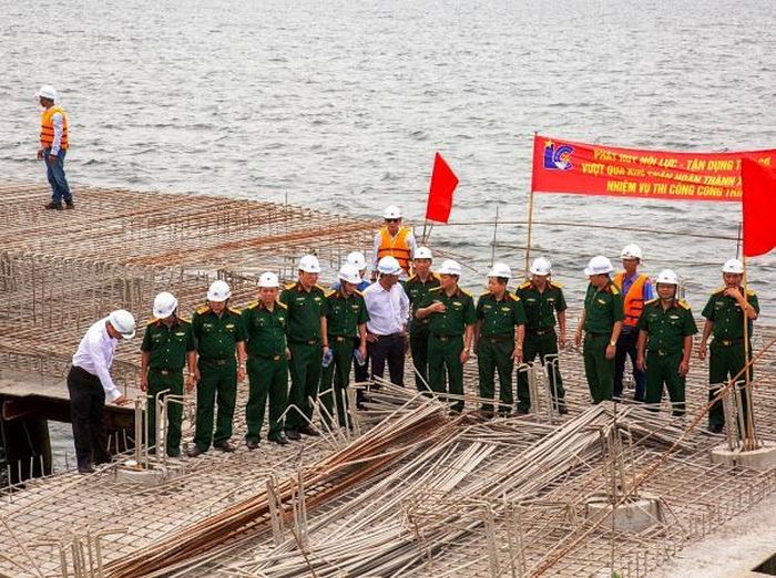 Lãnh đạo EVN và Tổng công ty Xây dựng Lũng Lô kiểm tra dự án.