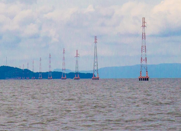 Đường dây 220kV Kiên Bình-Phú Quốc đang dần được nối dài trên mặt biển.