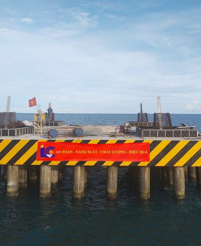 Lắp dựng thanh stubar trụ điện trên biển.