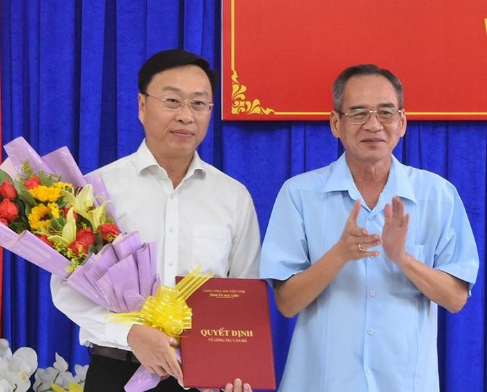 Ông Lữ Văn Hùng (phải), Bí thư Tỉnh ủy Tỉnh ủy Bạc Liêu trao quyết định cho ông Huỳnh Hữu Trí. Ảnh: baclieu.gov.vn