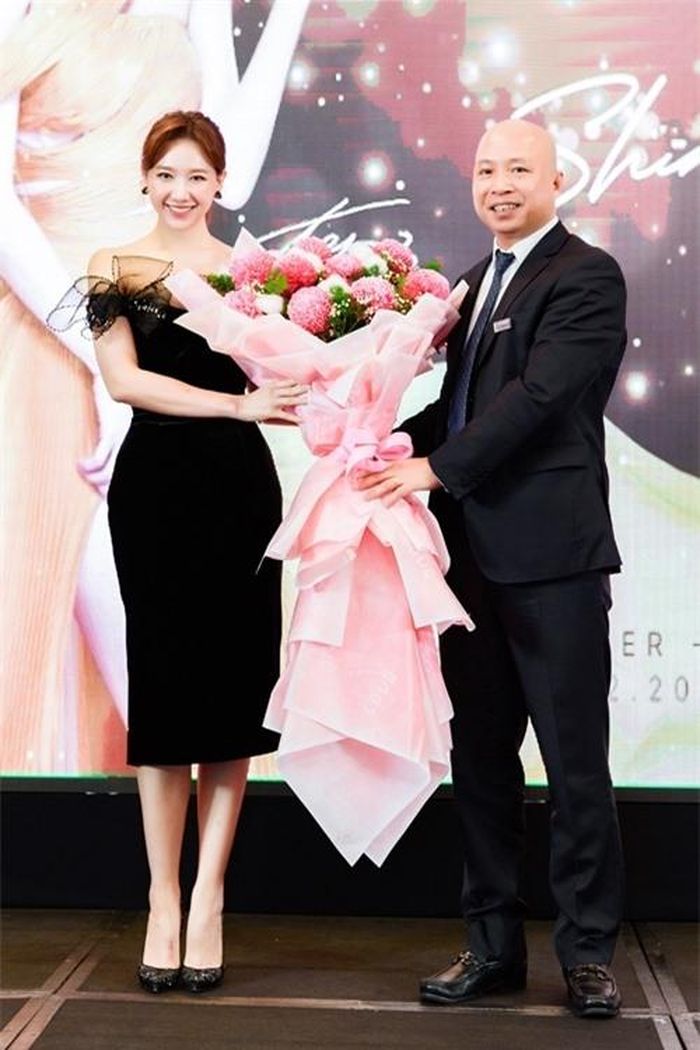 Tại sự kiện, bà xã của MC Trấn Thành được công bố là giám đốc thương hiệu của hãng mỹ phẩm tại Việt Nam. Sau một năm đồng hành cùng nhãn hàng trong vai trò đại sứ thương hiệu, cô được đánh giá là ngôi sao truyền cảm hứng về làm đẹp. Vì vậy, Hari Won được mời trở thành giám đốc thương hiệu.
