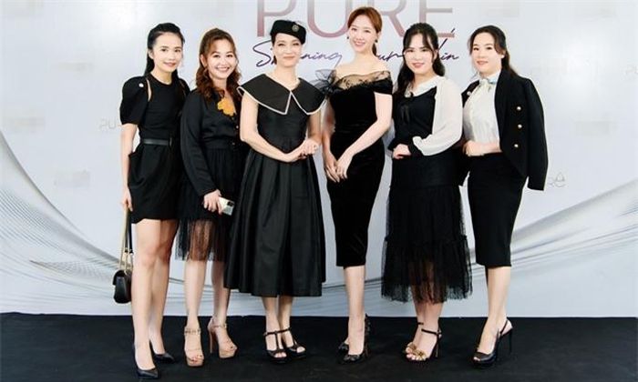 NSND Lê Khanh (thứ ba từ trái qua) đến chúc mừng Hari Won nhận chức danh mới. Nghệ sĩ Lê Khanh và Hari Won thân thiết sau khi cùng nhau làm host của talkshow 'Chị em chúng mình'. Nghệ sĩ Lê Khanh nói mỗi lần quay chương trình này, chị đều lén nhìn trộm Hari Won vì làn da của cô quá đẹp.