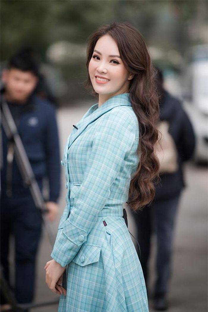 Cô đến bối cảnh của phim truyền hình 'Hồ sơ cá sấu' để thực hiện phóng sự.