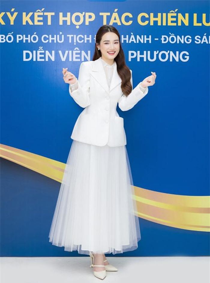 Nhã Phương diện cây trắng khoe nhan sắc xinh tươi trong lễ ký kết nhận chức vụ mới. Hình ảnh này cô chụp từ tháng 2 nhưng đến nay mới được hé lộ. Gần đây Nhã Phương hay chia sẻ nhiều bài viết liên quan đến chủ đề chăm sóc mẹ và bé sau sinh.