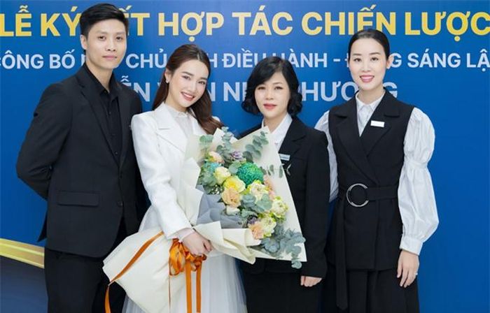 Lễ ký kết công bố vai trò Phó chủ tịch của Nhã Phương có các doanh nhân và cả Á hậu Áo dài Minh Phương (ngoài cùng bên phải) tham dự.