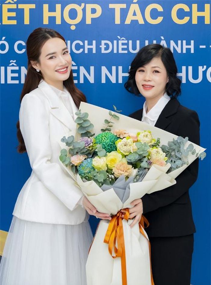 Ông xã Trường Giang đang kinh doanh thành công ở lĩnh vực ẩm thực nên Nhã Phương học hỏi được nhiều kinh nghiệm, kiến thức làm ăn từ chồng.