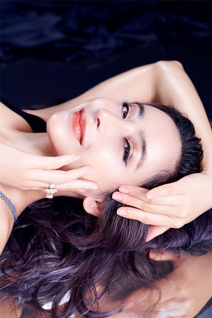 Trong bộ ảnh mới thực hiện, Mai Diệu Linh khoe nhan sắc sau khi 'đập đi xây lại'. Lần này, cô thực hiện cùng lúc nhiều cuộc phẫu thuật như căng chỉ không tiêu toàn mặt, nhấn mí minideep, nâng mũi bay Trung Hoa, độn cằm Vshape.