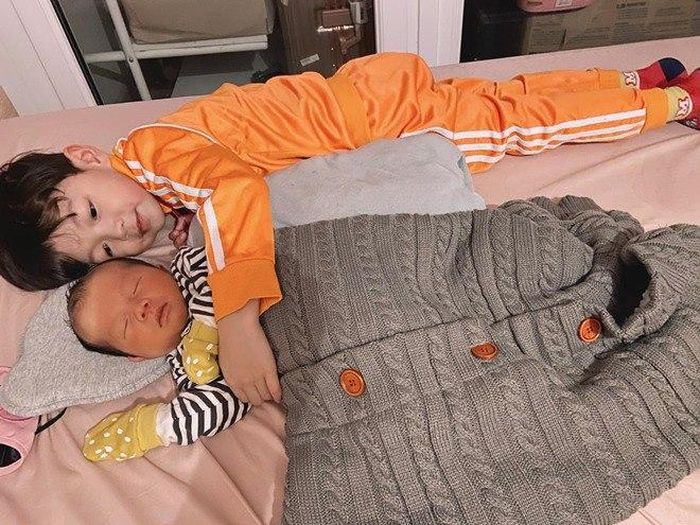 Hình ảnh đáng yêu của 2 con khiến Mạc Hồng Quân phải thốt lên đây là "tài sản lớn" của anh.