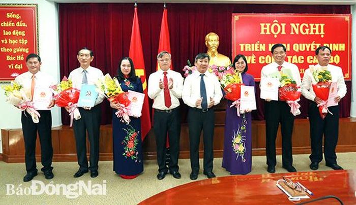 Lãnh đạo tỉnh chúc mừng các đồng chí vừa được nhận quyết định