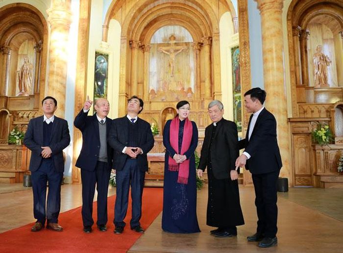 Đồng chí Nguyễn Thanh Hải, Ủy viên Trung ương Đảng, Bí thư Tỉnh ủy, Trưởng Đoàn đại biểu Quốc hội tỉnh và các đồng chí lãnh đạo tỉnh đi thăm Giáo xứ Thái Nguyên. Ảnh: Mạnh Hùng
