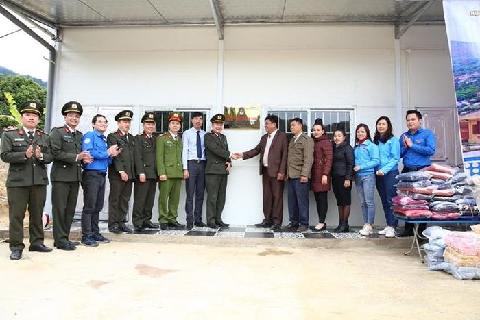 Đại diện Đoàn thanh niên 3 đơn vị tiến hành bàn giao công trình điểm trường. 