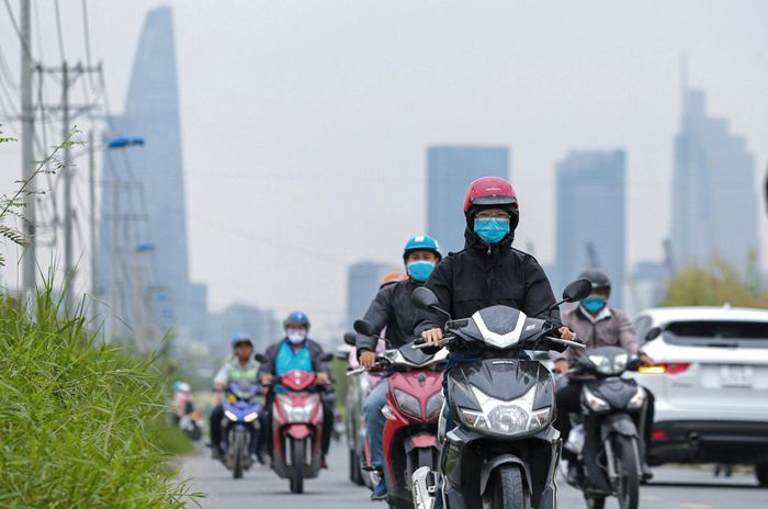  Người dân TP.HCM có thể đón Giáng sinh trong tiết trời se lạnh. Ảnh: Quỳnh Danh. 