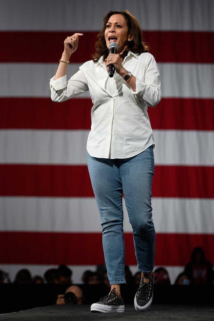 Kamala Harris biết cách để phối những đôi Converse với mọi trang phục. Ảnh: Getty Images. 