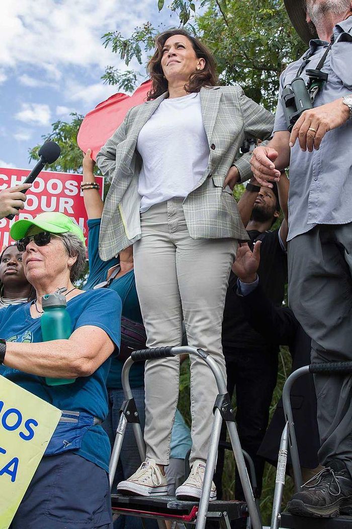 Kamala Harris tin rằng những đôi giày Converse phần nào mang bà đến gần hơn với tầng lớp lao động Mỹ. Ảnh: Getty Images. 