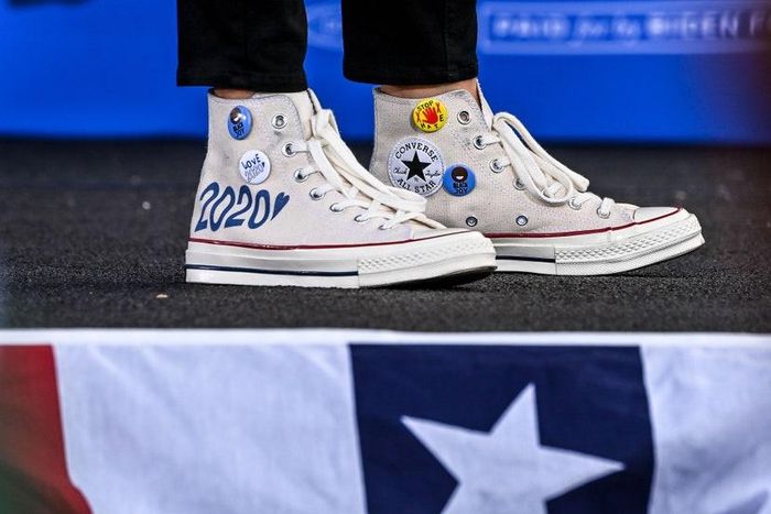  Kamala sử dụng những đôi Converse của mình để truyền tải những thông điệp tích cực trong một buổi mít tinh ở Florida vào tháng 10. Ảnh: Chandan Khanna. 