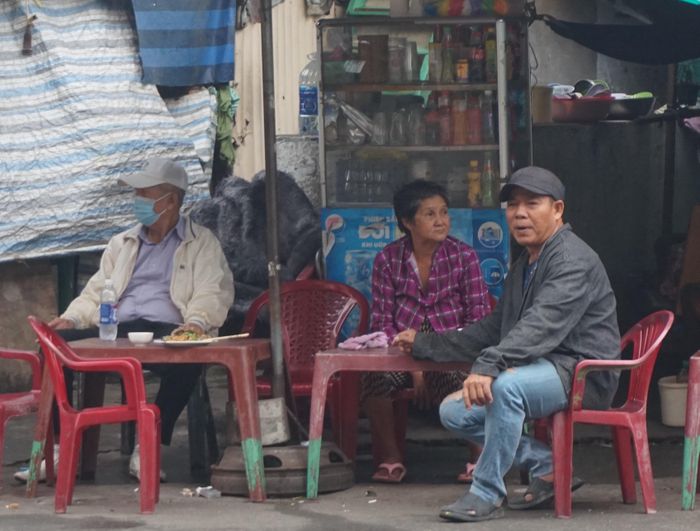 Ngồi ăn sáng, cà phê dưới thời tiết cuối tháng 12. 