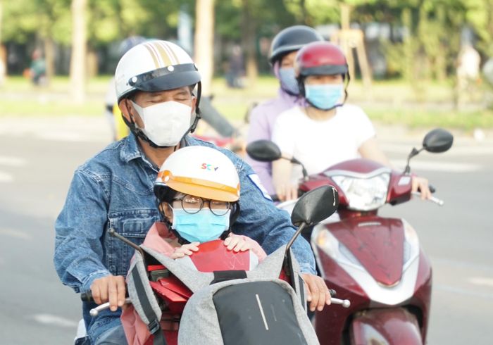 Các em nhỏ đi học sáng sớm dưới thời tiết se lạnh. 