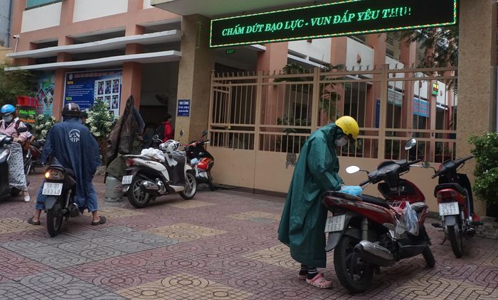 Theo Đài khí tượng thủy văn khu vực Nam Bộ, do ảnh hưởng của áp thấp nhiệt đới, trong hôm nay một số khu vực tại TPHCM xuất hiện mưa rào, trời nhiều mây và nhiệt độ dao động từ 21-24 độ C.