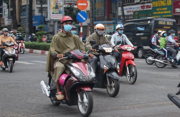Tuy nhiên sáng nay tại TPHCM xuất hiện mưa rào một số nơi do ảnh hưởng của áp thấp nhiệt đới.