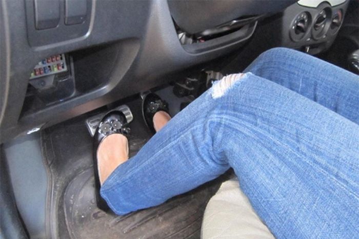 Trước khi đạp chân côn, người lái cần xác định phanh tay đã hạ hết, dây an toàn được thắt đầy đủ theo đúng quy định