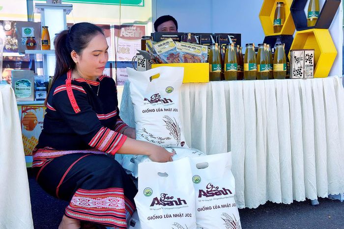 Sản phẩm Gạo A Sanh được trưng bán tại Hội chợ Nông sản an toàn năm 2020.