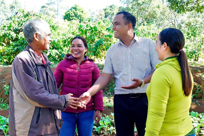 Chủ nhiệm Ksor Tư tuyên truyền hướng dẫn người dân tham gia chăm sóc trồng lúa giống J02 tạo sản phẩm Gạo đặc sản A Sanh.
