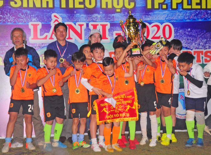 Ban tổ chức trao cúp vô địch cho đội bóng Trường Tiểu học Nguyễn Văn Trỗi. Ảnh: Nguyễn Tú