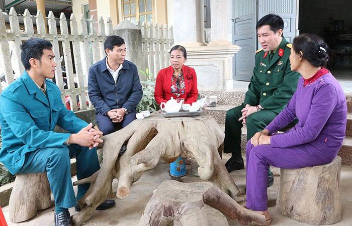 Ban CHQS huyện Hạ Hòa thăm hỏi bà con bị chịu ảnh hưởng bởi bão lũ vừa qua