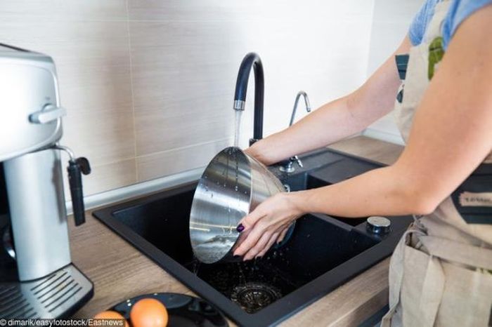 Khách thường không vào bếp nhưng họ có thể muốn giúp bạn dọn cốc chén đã uống hoặc vứt bỏ vỏ kẹo hay trái cây họ ăn. Đó là lý do bạn nên dọn dẹp để nhà bếp trông sạch sẽ và trang nhã.