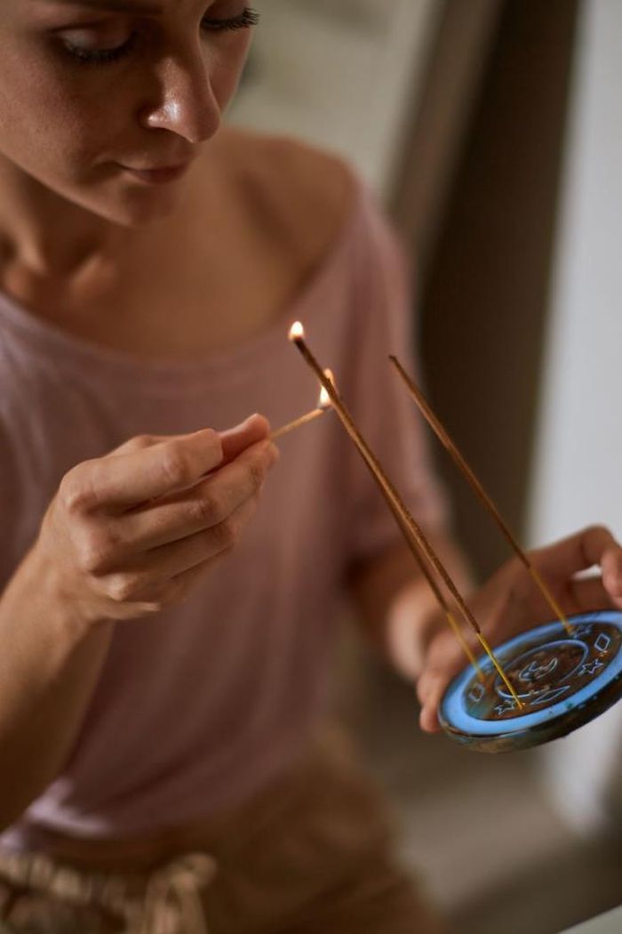 Để ngôi nhà thơm tho và loại bỏ mùi hôi còn sót lại, bạn có thể sử dụng một ít tinh chất làm mát không khí, máy khuếch tán, tinh dầu, nến thơm hoặc các chất tạo mùi thơm tự nhiên. Mẹo đơn giản này sẽ khiến khách cảm thấy thoải mái, dễ chịu và thư thái khi ở trong ngôi nhà của bạn.