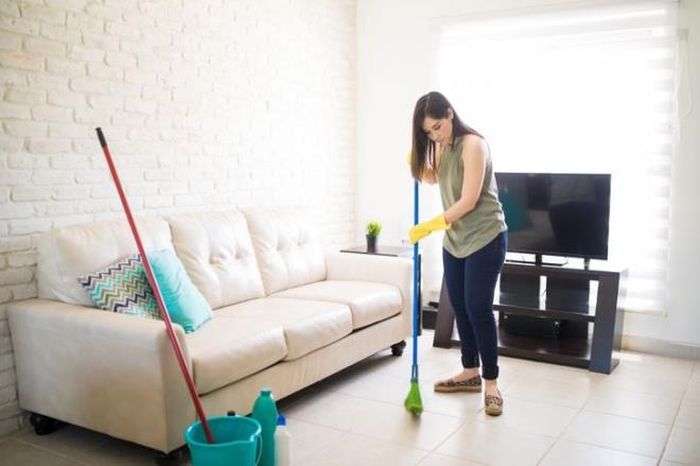 Sau khi hoàn thành việc loại bỏ vết bẩn và đồ dùng thừa nằm khắp nơi, hãy bắt đầu quét dọn các phòng trong nhà mà khách sẽ đặt chân đến. Nếu bạn có nuôi thú cưng thì cách này cũng giúp loại bỏi lông trên mặt đất.