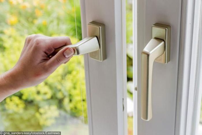 Để loại bỏ mùi hôi, mùi của không gian kín và thông gió cho ngôi nhà, hãy mở tất cả các cửa sổ trong khi dọn dẹp. Thông gió cho ngôi nhà thoáng khí, cả khách và người ở trong nhà thoải mái hơn.
