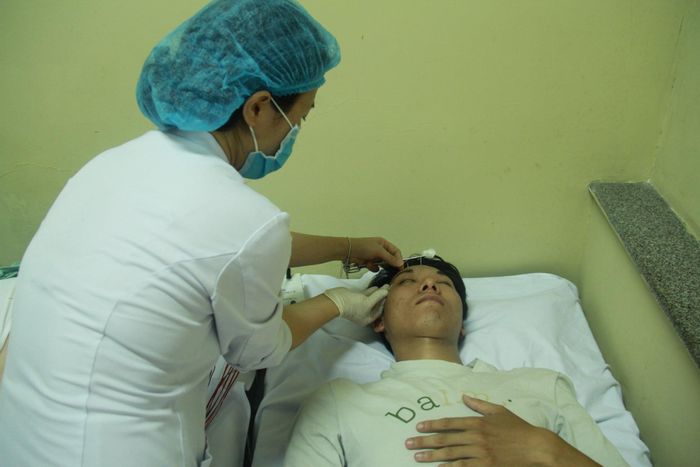 Bác sĩ điều trị cho bệnh nhân tại Khoa Y học cổ truyền, BV Hữu Nghị.