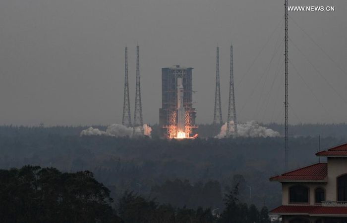 Tên lửa có tổng chiều dài 50,3m và trọng lượng phóng là 356 tấn, theo Xinhua. Với khả năng tải trọng ít nhất 4,5 tấn lên quỹ đạo đồng bộ mặt trời ở độ cao 700km, tên lửa Trường Chinh 8 mang theo 5 vệ tinh nhỏ vào không gian.