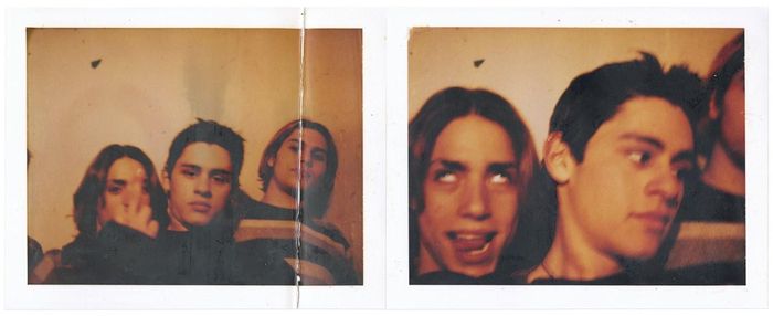  Thành quả là một cuốn sách gồm các bức ảnh Polaroid (ảnh chụp lấy ngay-pv) cá nhân, có tựa đề đơn giản là Polaroids, được nhiếp ảnh gia này chụp từ những năm 1994 đến 1997. “Trong khi thế giới năm nay chìm trong giãn cách, tôi đã nhìn vào các bức ảnh Polaroid của Davide và hồi tưởng về quãng đời đã qua”, bà nói. Ảnh: Davide Sorrenti/IDEA. 