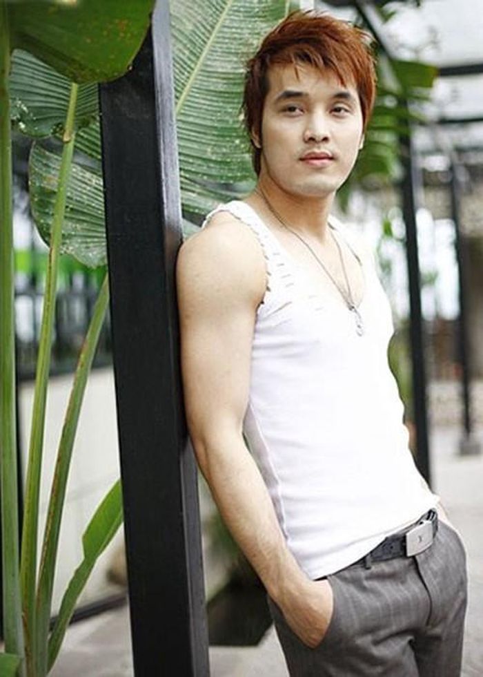 Năm 2007, Ưng Hoàng Phúc tạm ngừng công việc để sang Singapore điều trị bệnh thoát vị đĩa đệm. Lúc đó, anh cũng gần hết hợp đồng với công ty. Sau đó, Ưng Hoàng Phúc quyết định rời công ty của ông bầu Quang Huy. Ảnh: Đời sống pháp luật