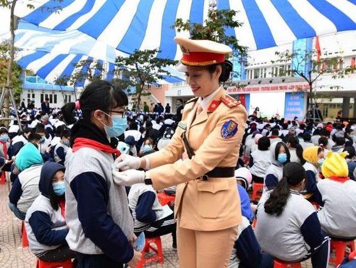 Mục tiêu bảo đảm TTATGT đối với học sinh, sinh viên được lực lượng CSGT chú trọng hàng đầu. Ảnh: CTV